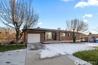 Building Photo - Stunning Single Family Home In Amazing Mou...