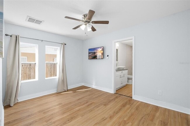 Building Photo - 2606 W Henry Ave