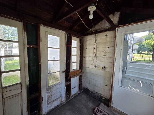 Building Photo - 1025 W 8th St