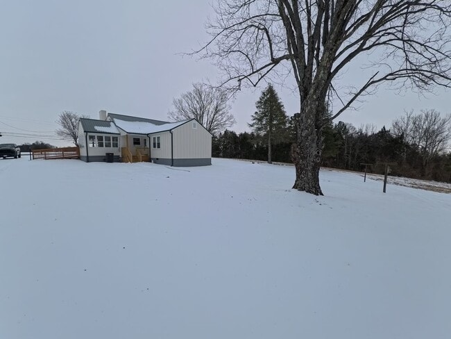 Building Photo - Home on three acre lot with garage