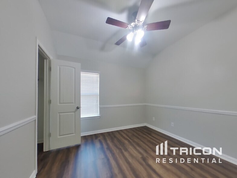 Building Photo - 560 Bromeliad Dr