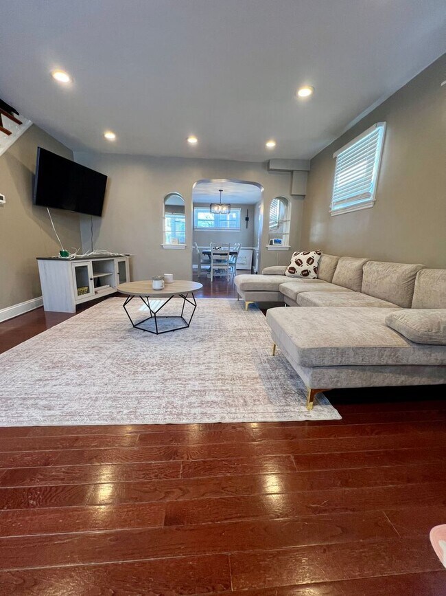 Building Photo - Stunning 3-Bed Twin Home in Lansdowne! Available May 1st!