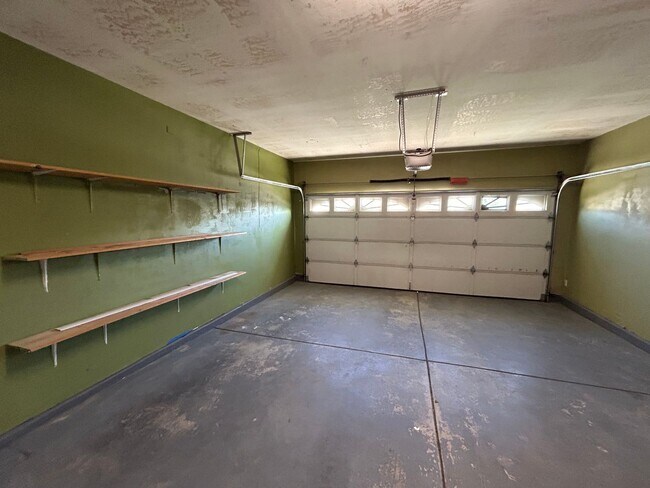 Building Photo - Cute 3 Bed/2 Bath SE Bakersfield Home