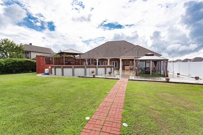 Building Photo - 3 Bedroom House in Addis with Pool, Gazebo...