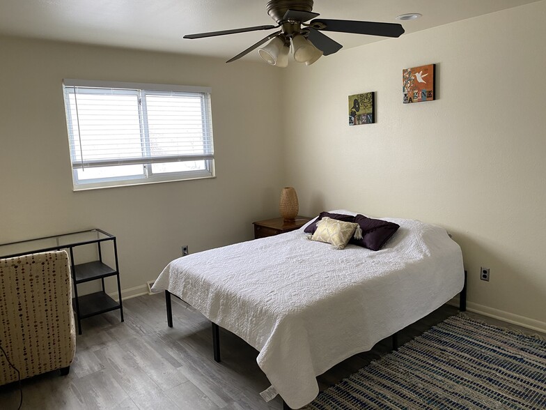 Main bedroom has a desk for remote work - 14532 E Radcliff Dr