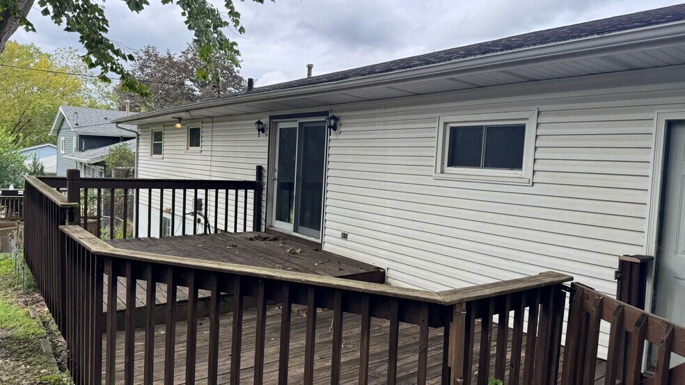 Building Photo - 1331 Spruce Hills Dr