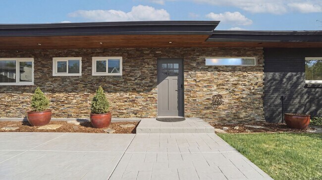 Building Photo - Wasatch Blvd Gem!! Hot Tub, Sauna, & Trails in Top SLC Location