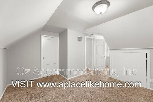 Building Photo - 7404 Village Dr