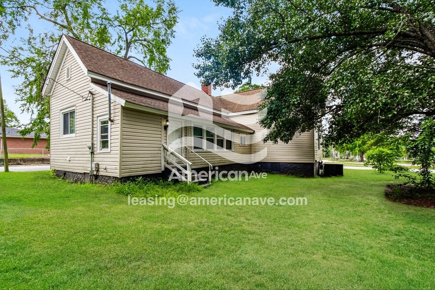 Building Photo - 400 N Sloan St