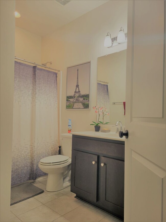 Building Photo - Stunning 4 bedroom 3.5 bath townhome locat...