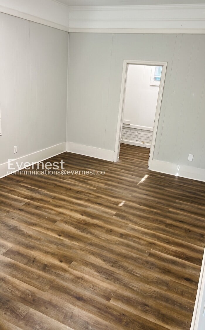 Building Photo - 203 Pinetree Dr