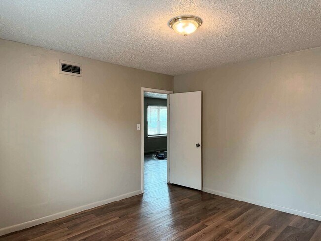 Building Photo - Adorable, Unique, and Roomy 3/2 Close to Tech! Move in Special Half off First Month!