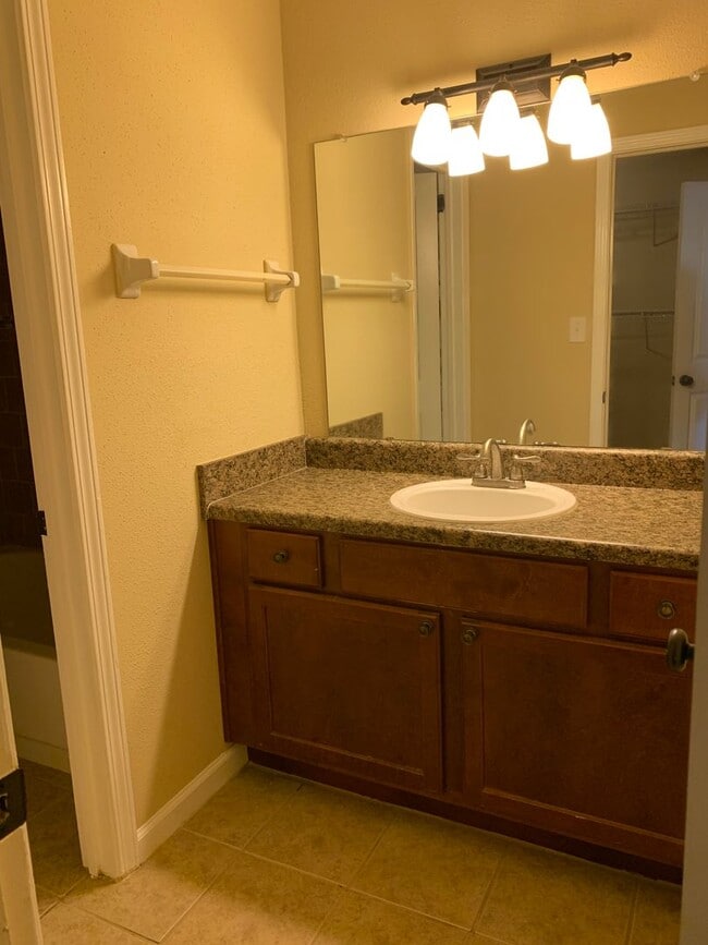 Building Photo - Condo for rent in Hoover