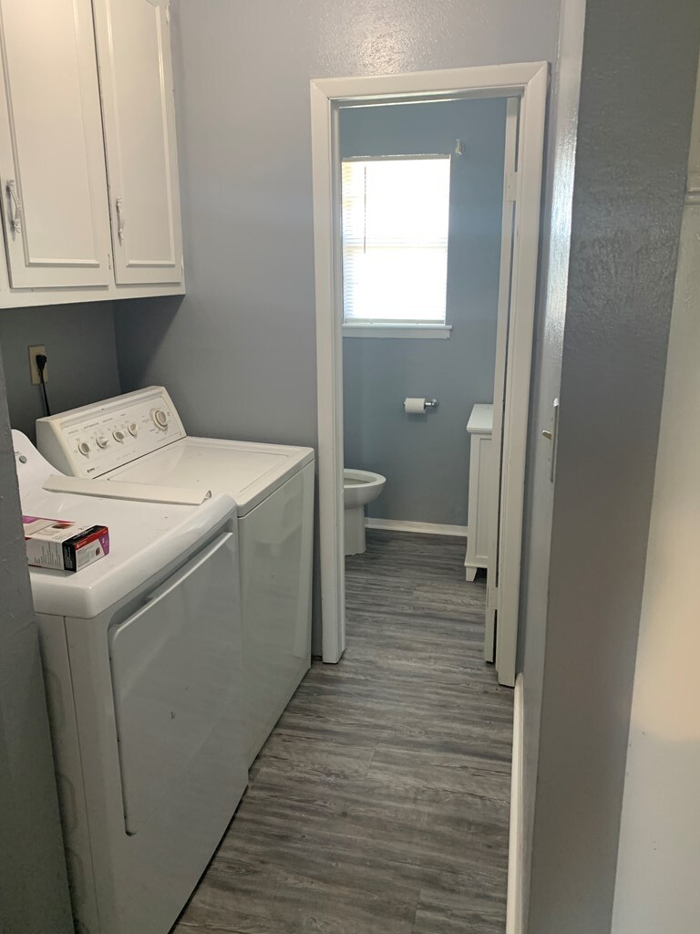 Building Photo - 984 E Schirra Dr