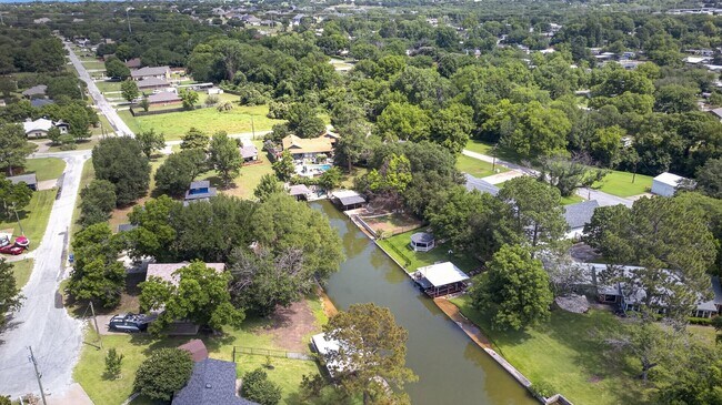 Building Photo - WATERFRONT HOME ON LAKE GRANBURY