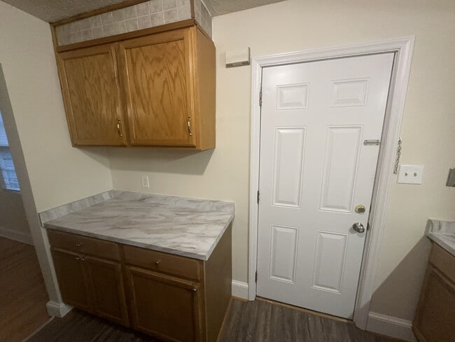 Building Photo - 717 Melrose Ave