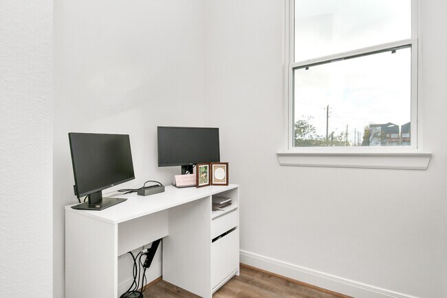 Building Photo - 1905 Maury St