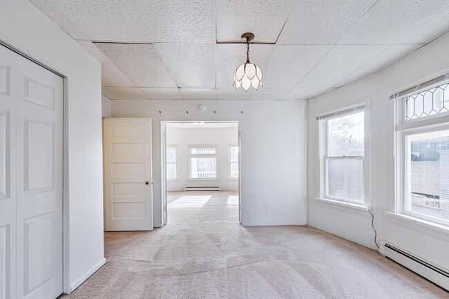 Building Photo - Charming 1-bdrm/1-bath in 1900s Victorian triplex—Prime location, shared laundry & yard