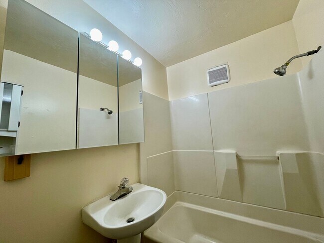 Building Photo - Vincent Park Triplex