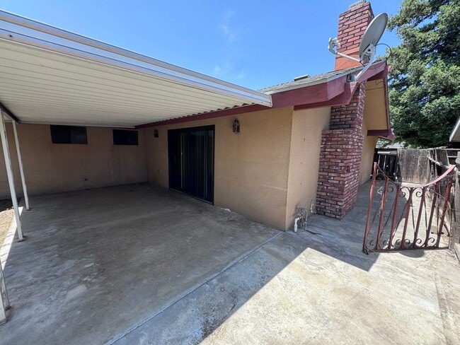 Building Photo - NW Reedley Home Near Shopping Center Rent ...