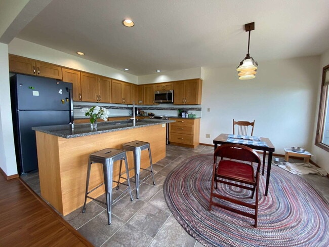 Building Photo - Breathtaking 2-Bed Condo Retreat with Spac...