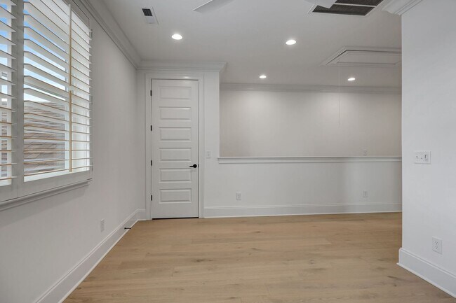 Building Photo - Luxurious Low-Maintenance Living in Westha...