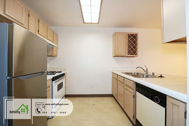 Building Photo - 1549 Bruce Dr