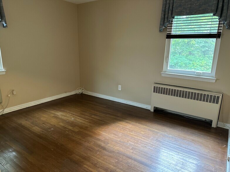 Building Photo - 12 Troy Dr