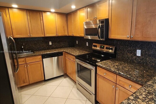 Primary Photo - 5600 Collins Ave