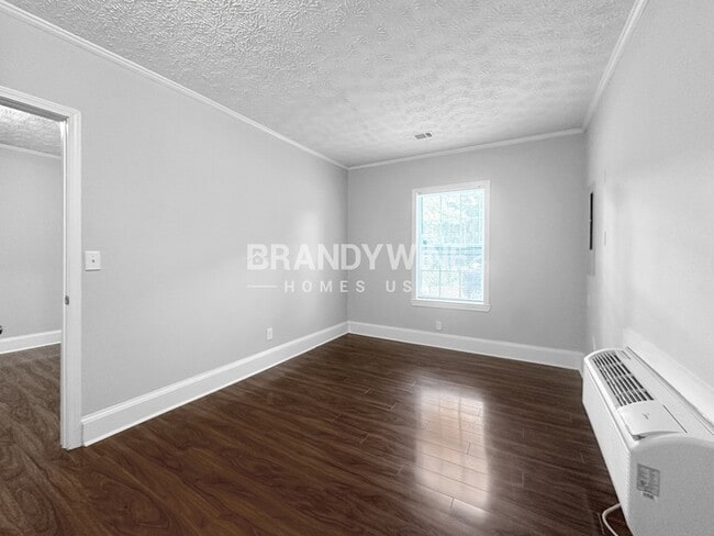 Building Photo - 2033 Lake Paradise Rd