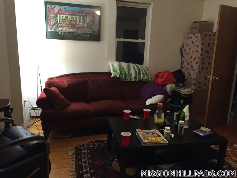 Primary Photo - 1572 Tremont St