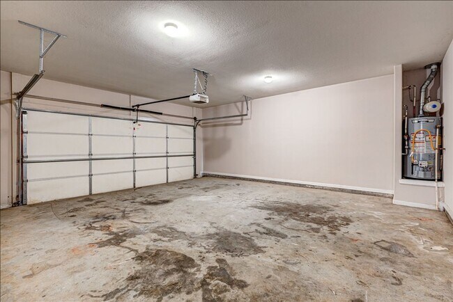 Building Photo - Welcome to this stunning 4-bedroom, 2.5-ba...