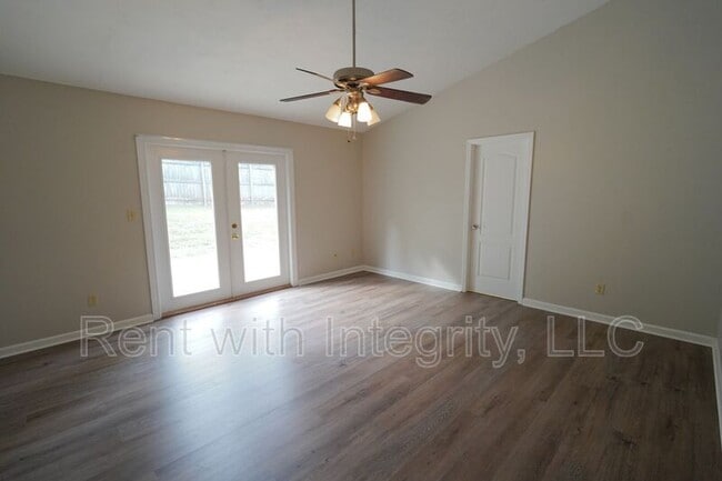 Building Photo - 1908 Wagon Wheel Cir E