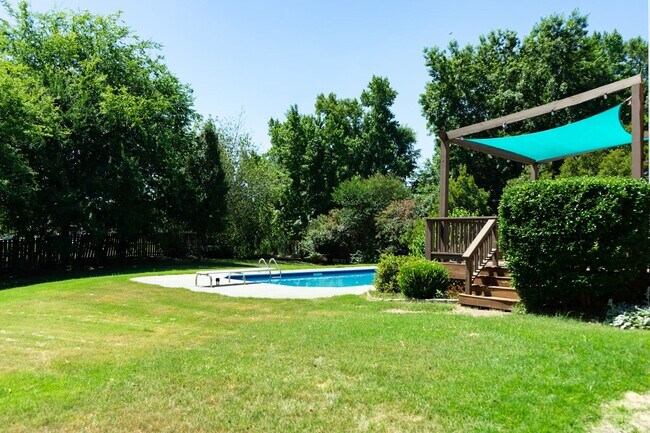 Building Photo - 724 Avrett Cir