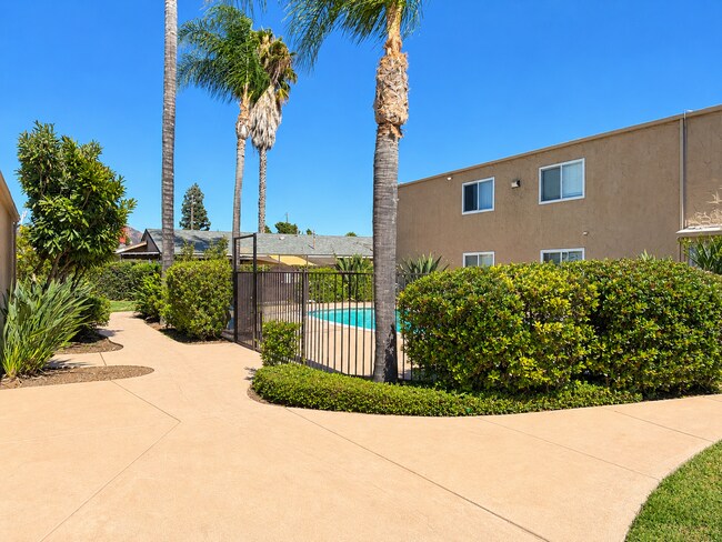 Building Photo - Beautiful Updated 2 Bed / 1.5 Bath Condo