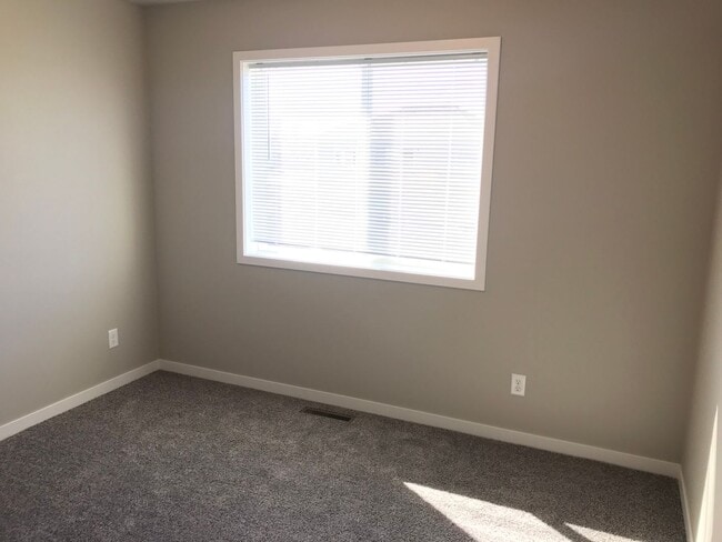 Building Photo - 4 Bed 2 Bath Single Family Home