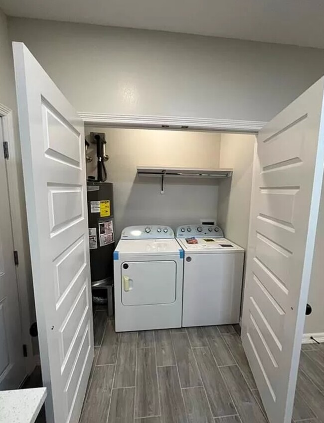 In-Unit Washer/Dryer - 913 W La Pointe Ave