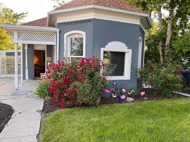 Building Photo - Large 2 Bed, 1 Bath + 2 Bonus Rooms – Two ...