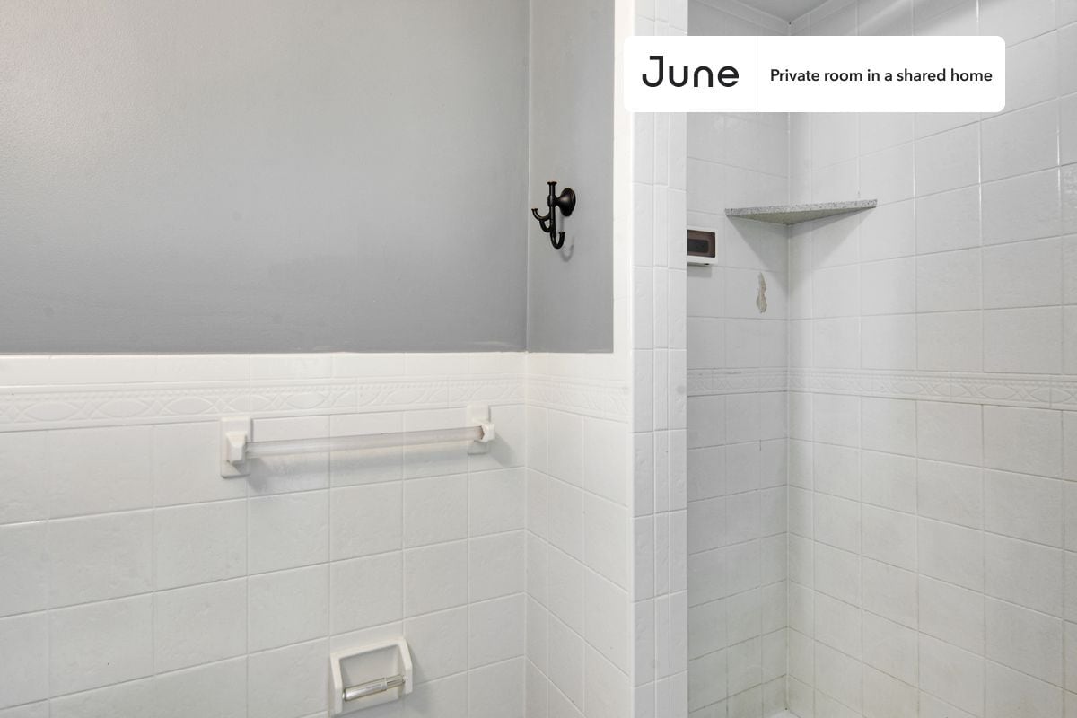 Building Photo - Room in Shared 3 bed/1 bath home