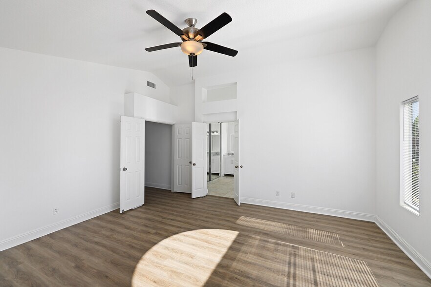 Building Photo - 6718 Vanderbilt Plz