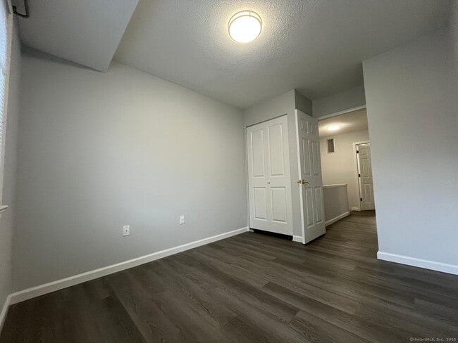 Building Photo - 221 Cottonwood Rd