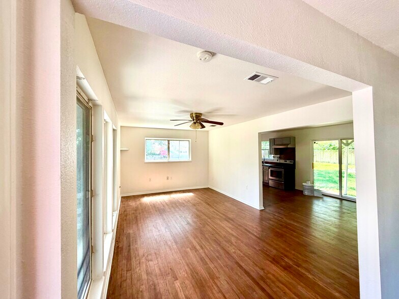 Building Photo - 515 Bangor Dr