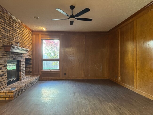 Building Photo - Spacious Harvey Oaks 4-bedroom home with classic charm and modern updates