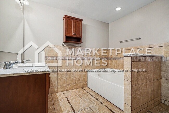 Building Photo - 830 Painesville St SE