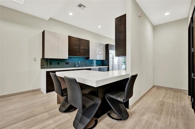 Building Photo - 425 N Ocean Blvd