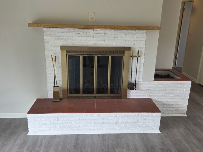 Building Photo - 4 Bed 2 Bath Golf Course Living