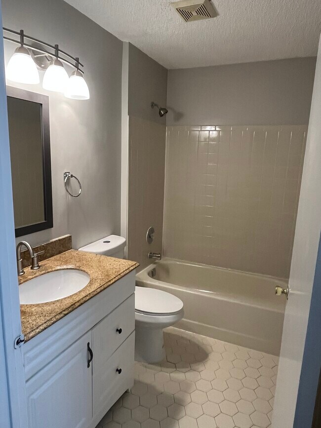 Building Photo - 27 Lindsey Ct