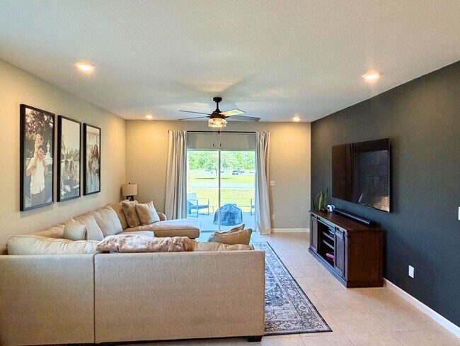Building Photo - 4/2 open floor plan!