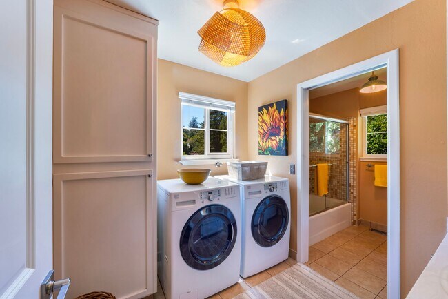 Building Photo - Stunning Mid-Century Modern 5bed/3.5 bath Home on 1.92 acres