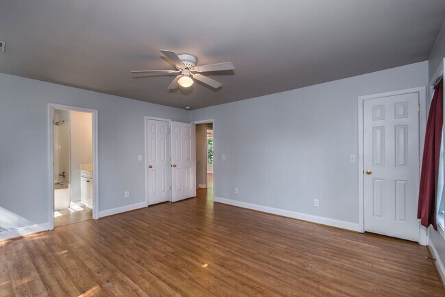 Building Photo - Rare opportunity to rent on LAKE MURRAY!